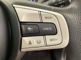 ハンドルにHondaセンシング系のクルーズコントロールやレーンキープアシストなどのスイッチと、オーディオの操作スイッチが装備されています。ハンドルから手を離さず安全に操作できます。