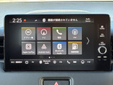 アプリやナビ、電話、FMなどのメニューが一覧で表示され、使いたい項目を見つけやすい画面です。