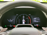 速度や燃料残量に加え、航続可能距離などの情報を表示し、運転に必要な内容をひと目で確認できます。表示がまとまっているため、走行中も必要な情報を把握しやすい構成です。