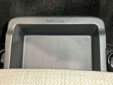 【助手席シートアンダーボックス】運転用の替え靴や、車内に常備したいこども用品、着替えた服などを収納できます★