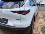 【ブラインド・スポット・モニタリング】隣車線を後方もしくは側方から接近する車両を検知してドアミラーに表示。その状態でのウインカー操作の際には警報音で危険をお知らせ。駐車場からバックで出庫の際にも活躍!