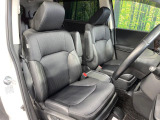 運転席まわりには十分なスペースがあり、大柄な方でもゆったり運転していただける環境です。