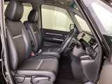 フロントは運転席と助手席が別々の広々としたセパレートシートです、運転席は、高さを調整できるハイトアジャスター付きです。