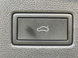 ●電動リアゲート:ワンタッチでリアゲートの開閉ができ、荷物などで両手が塞がっている状態でも簡単に開閉ができる便利機能です。