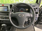 握りやすい形状のステアリングで、運転席からメーター類も確認しやすい配置です。前方に意識を向けながら扱いやすく、毎日の移動を快適にサポートします。