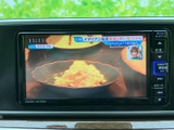 テレビ映像を停車中に視聴でき、待ち時間などの過ごし方に活用できます。画面上に番組映像と時刻が表示され、停車時の車内で映像を楽しめる装備です。