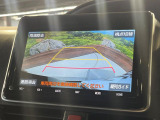【バックカメラ】駐車時に後方がリアルタイム映像で確認できます。大型商業施設や立体駐車場での駐車時や、夜間のバック時に大活躍!運転スキルに関わらず、今や必須となった装備のひとつです!