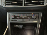 デュアルオートエアコン装備。運転席と助手席の温度を変更できるので、お互いにとって最適な温度でドライブを楽しむ事が出来ます。