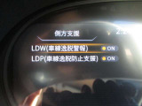 LDW(車線逸脱警報)が装備されておりドライバーが意図せずに白線を跨ぐと注意を促してくれます♪