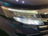対象物が見やすく白く明るい光で夜間走行をサポートするフルLEDヘッドランプ(ロー/ハイビームオートレベリング機能付き・クリアランスランプ・ポジション・ターン付)を搭載