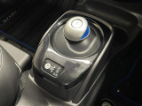 【シフトレバー】近年のハイブリッド車特有のスマートなシフトレバー。身近に触れるポイントですが、先進的で近未来のような印象を受けますね。