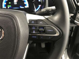 ステアリングスイッチ付き。前方から目を離すことなく操作することが可能です。