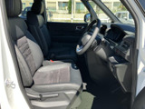 前席は運転席と助手席が並び、厚みのあるシートとゆったりした足元が落ち着いた空間を演出。大きな窓から外の様子を確認しやすく、乗り降りの際も車内の広さを感じていただけます。