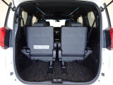 7人乗車時でも十分なスペースのトランクルームです。