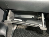 【グローブボックス】容器がせり出してくるバケットタイプ!一目で中身を把握でき、取り出しやすさにも優れます!