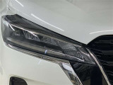 明るく省電力なLEDヘッドライト、印象的なデザインが輝きを放ちます。