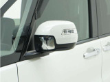 ◆ドアミラーウインカー◆ドアミラーにウインカーを装備しています。対向車に自身の進行方向を合図し安全に運転できます。