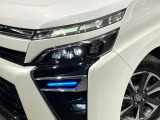 【LEDヘッドライト】悪天候や夜間走行時も良好な視界を確保し安心して運転できる高輝度LEDヘッドライトを装備!点灯速度が早く、消費電力も抑えられています。
