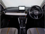 【インパネ周り】視界がよく運転しやすい設計となっております。インパネ周りもすっきりと洗練されたデザインで高級感が溢れています。日々のドライブを飽きさせません。