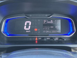 速度やシフト位置、時刻などの情報を一か所で確認できる表示部です。文字や表示がまとまり、運転前や停車時にも必要な情報を見つけやすい構成となっています。