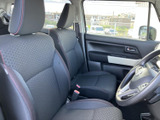 前席はゆったりとした座面と背もたれで、運転席・助手席それぞれに落ち着いて座れる空間です。窓から外の様子を確認しやすく、ドアまわりもまとまりのある配置で、毎日の移動を心地よく支えます。