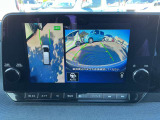 【アラウンドビューモニター】周囲を見渡せる映像で、スムースな駐車をサポートします