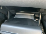 ダッシュボード助手席側上部にインストアッパーボックスがあり、収納に便利です。