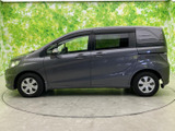窓の広がりと高めのルーフラインが、開放感のあるサイドシルエットを演出します。前後のスライドドアを備え、乗り降りのしやすさにも配慮されたデザインです。