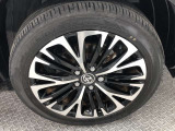 【純正アルミホイール】です!車両デザインに合わせてホイールをデザインしているため、見た目にもカッコイイアルミホイール♪洗車もラクチンで錆びません。