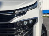 【LEDヘッドライト】悪天候や夜間走行時も良好な視界を確保し安心して運転できる高輝度LEDヘッドライトを装備!点灯速度が早く、消費電力も抑えられています。