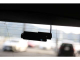 ミラーに加え、ボディ後部に装着された高精細カメラで車体後方をモニターし、ディスプレイに表示させる事で安全に後方確認が出来ます。