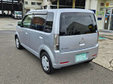 後部座席とリヤゲートにプライバシーガラスを使っているので、後ろの車から中が見えづらくなっています。