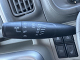レバーに操作内容を示す表示がまとめられており、運転姿勢のまま目に入りやすい配置です。必要な場面で確認しやすく、日々の運転を支える扱いやすい装備です。