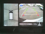 空から見下ろすような視点で、スムーズな駐車と安全確認をサポートする「アラウンドビューモニター」付です。