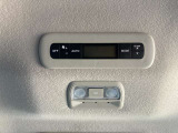 広い車内ですのでリアシート側にもエアコンが付いてますので快適に過ごせますよ。