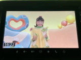 テレビ番組を画面で視聴でき、停車中の待ち時間にもお楽しみいただけます。画面いっぱいに映像が表示されるため、移動の合間のひとときに活用できる便利な装備です。