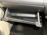 【グローブボックス】容器がせり出してくるバケットタイプ!一目で中身を把握でき、取り出しやすさにも優れます!