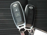 インテリジェントキー付き。キーを持っているだけで、ドアハンドル横のボタンを押すとドアの施錠・開錠が行えます。そのままキーが車内にあればエンジンを掛けることもでき、とても便利です。