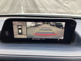 狭い場所での駐車やすれ違いなどでより的確な運転操作に役立つ360&deg;ビューモニターが装備されています。