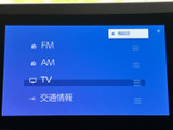 FM・AMラジオやテレビ、交通情報のメニューを画面で選択できます。使いたい項目を見つけやすく、音声情報を日常の移動に取り入れられる便利な装備です。