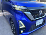 LEDヘッドランプ:ハロゲンランプの約2倍の光量でより明るく遠くを照らし、夜間走行時の視認性を高めます。