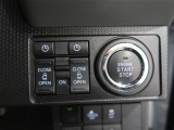 両側パワースライドドア付きだから、狭い駐車スペースなどでの 乗り降りラクラク!小さなお子さまのいるご家庭には嬉しい装備。