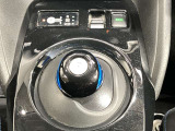 手のひらで包むように軽く動かすだけで操作できるマウス感覚の電制シフト!
