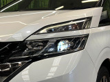 【LEDヘッドライト】悪天候や夜間走行時も良好な視界を確保し安心して運転できる高輝度LEDヘッドライトを装備!点灯速度が早く、消費電力も抑えられています。