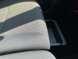 [助手席シートアンダーボックス]運転用の替え靴などを収納する事ができます!!