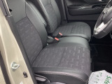 ヘタリもなく綺麗な状態です。シートリフトがついてますので、お好みのシートポジションで運転できます。