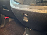 ちょっとした荷物を掛けられる便利なフック付き♪