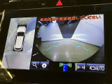パノラミックビューモニター付きです。車両を上から見たような映像をディスプレイオーディオ画面に表示。運転席からの目視だけでは見にくい、車両周辺の状況をリアルタイムでしっかり確認できます。