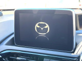【8インチマツダコネクト】車内の雰囲気にマッチした大型のディスプレイ。スマホ接続でのナビ使用やBluetooth再生等、様々な機能が楽しめます。直感的なダイヤル操作が可能で、使い勝手も良好です。