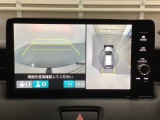 マルチビューカメラシステム搭載車です。お車の周囲を全方位でカバーします。後方・前方・両脇と、コンディションが悪い視界でもカラーモニターに映し出した映像がドライバーをサポートします。